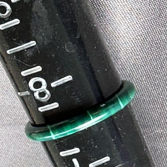 Vintage 7.5 green malachite narrow band ring - Picture 5 of 5